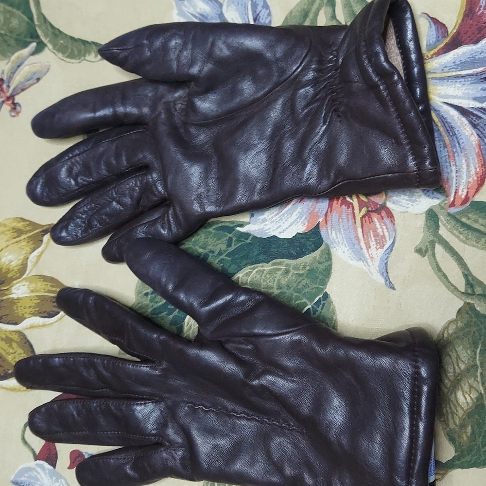 Woman's brown leather gloves